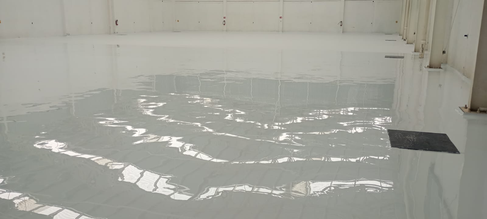 10. Brillo y uniformidad del piso. Se aprecia el reflejo del acabado autonivelante aplicado sobre toda el área.